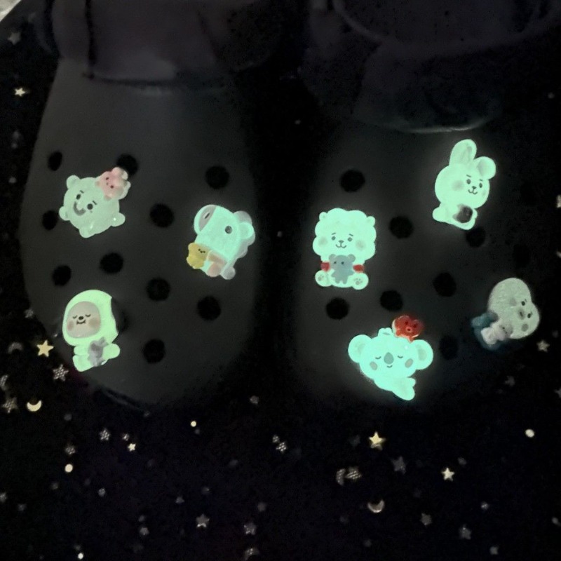 Decor Lighting Online - BT21 Cartoon-Stil Slip-On-Schuhe mit dekorativen Nachtlicht-Schnallen